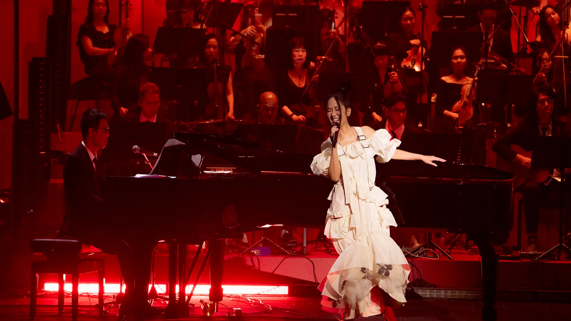 Hồng Nhung bên cạnh dàn nhạc công trong concert Hồng Nhung hát về Hà Nội