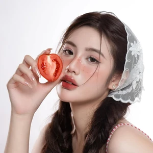 Cô gái tạo dáng với quả cà chua chứa hàm lượng beta-carotene tốt cho đôi mắt - thực phẩm giúp sáng mắt