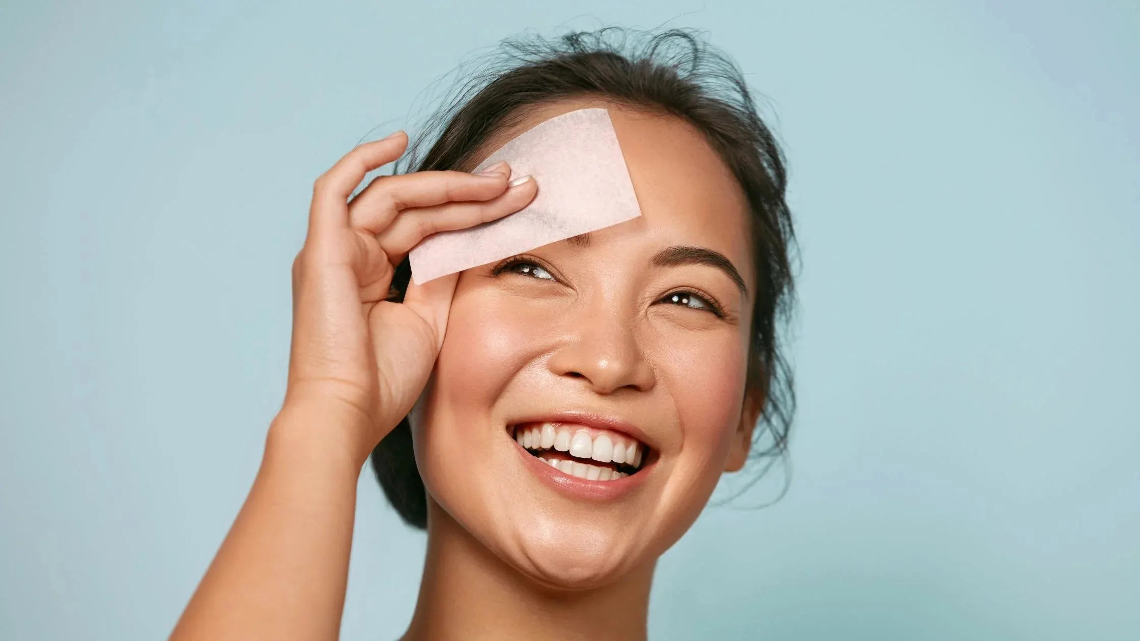 Dùng giấy thấm dầu 
