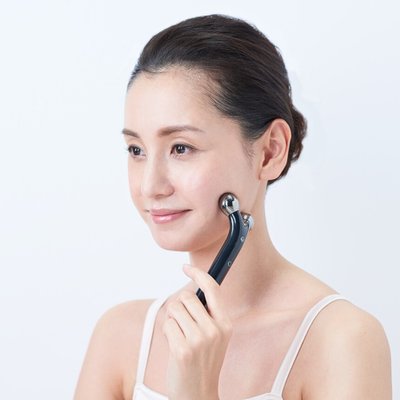 Cô gái đang dùng máy YA-MAN Wavy Mini for Salon
