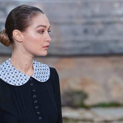 Gigi Hadid cổ áo peter pan
