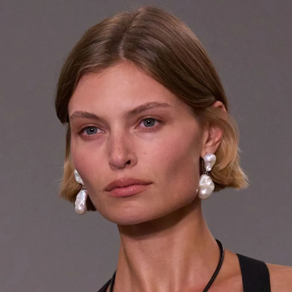 Ghost lashes – hàng mi tự nhiên gần như trong suốt, phong cách makeup tối giản tại New York Fashion Week.
