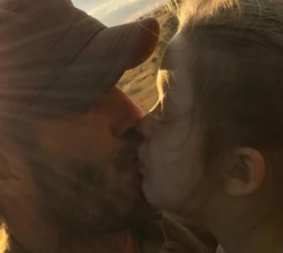 David Beckham bức xúc khi bị chỉ trích hôn môi con gái Harper