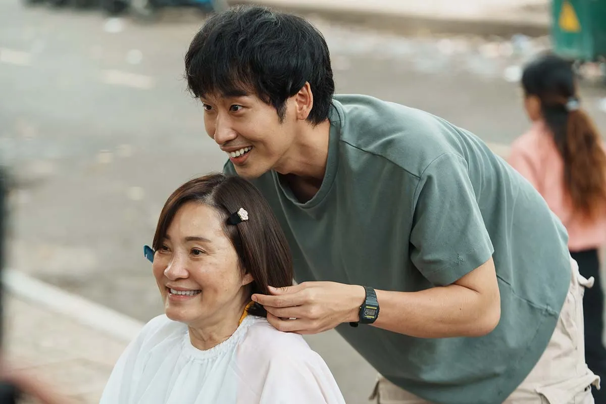 Tuấn Trần và Hồng Đào trở thành cặp mẹ con trong Mang Me Đi Bỏ.