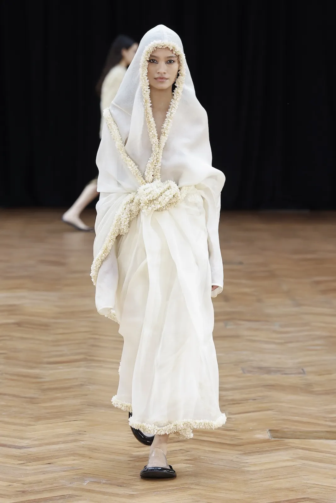 Sàn diễn biến thành một không gian văn hóa mở, nơi những quy chuẩn cũ được tái thiết lập bằng sự thấu hiểu và lòng tự tôn bản sắc.