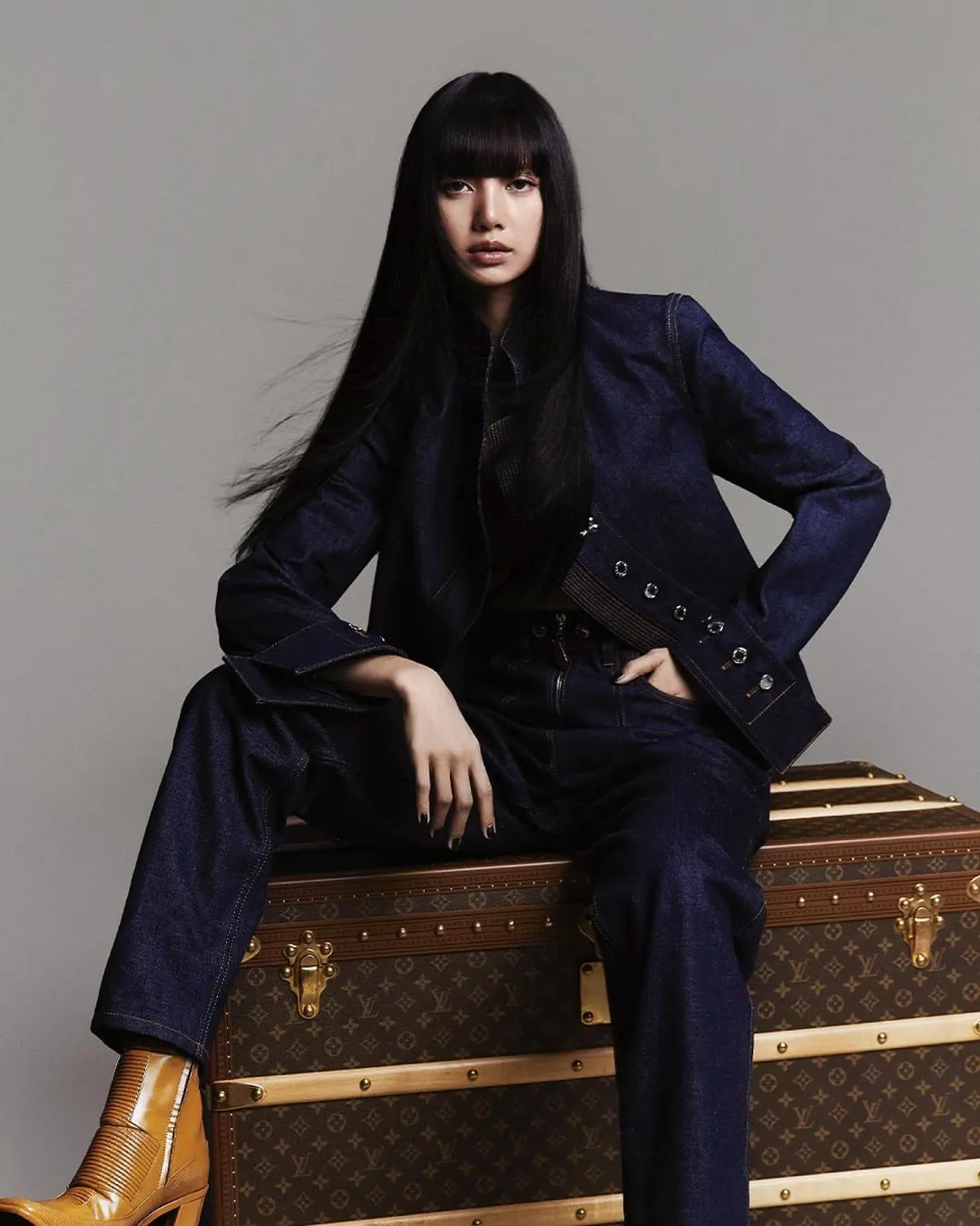 Lisa cùng với rương của Louis Vuitton