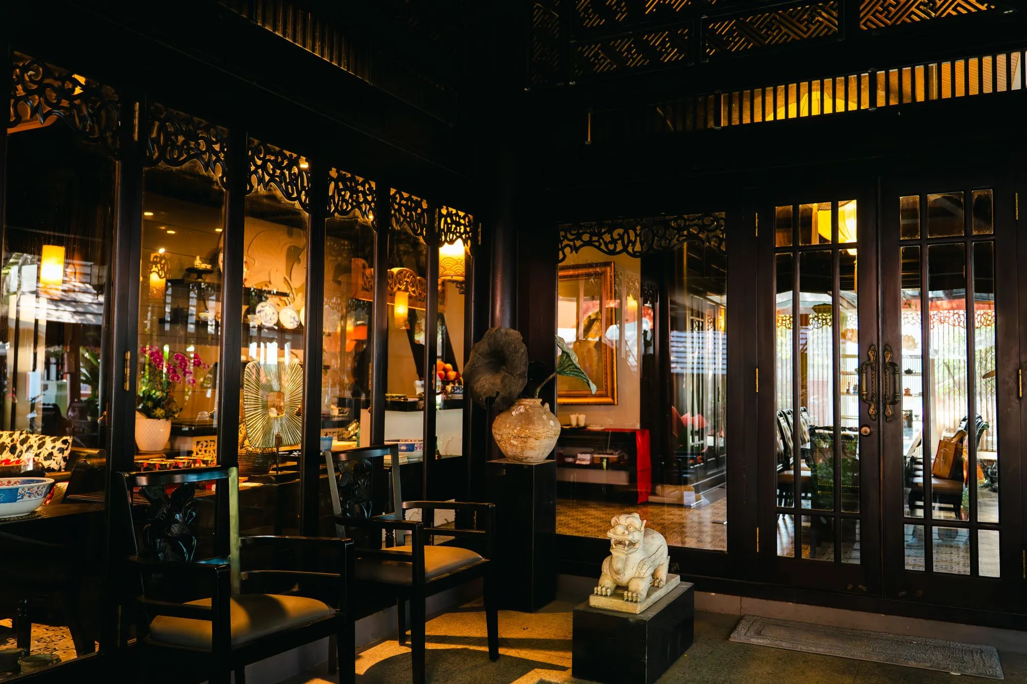 không gian gỗ mộc mạc bên trong nhà hàng Bến Thời Gian