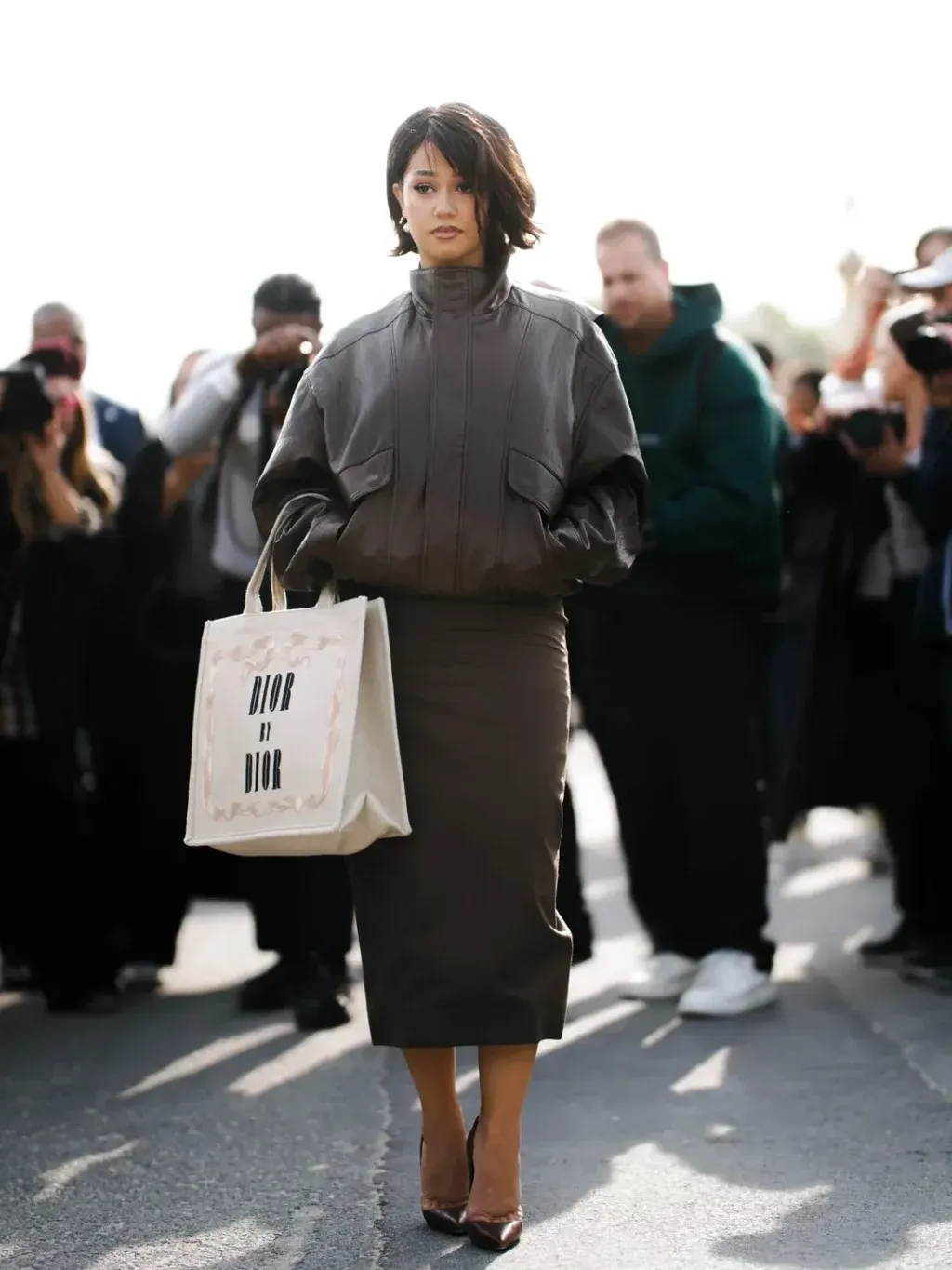 Nét đối lập giữa chiếc chân váy mềm và áo da biker mạnh mẽ tạo nên bản hòa ca phong cách.