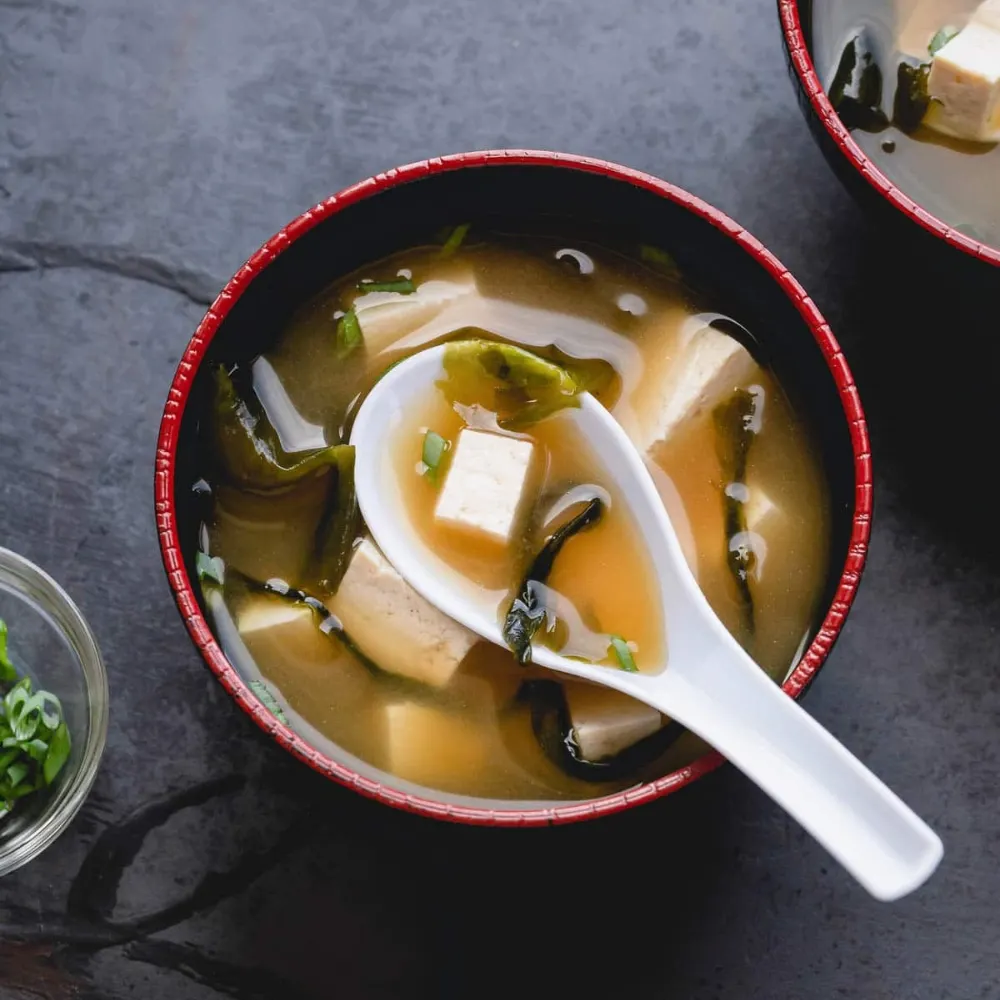 Cận cảnh chén súp miso.