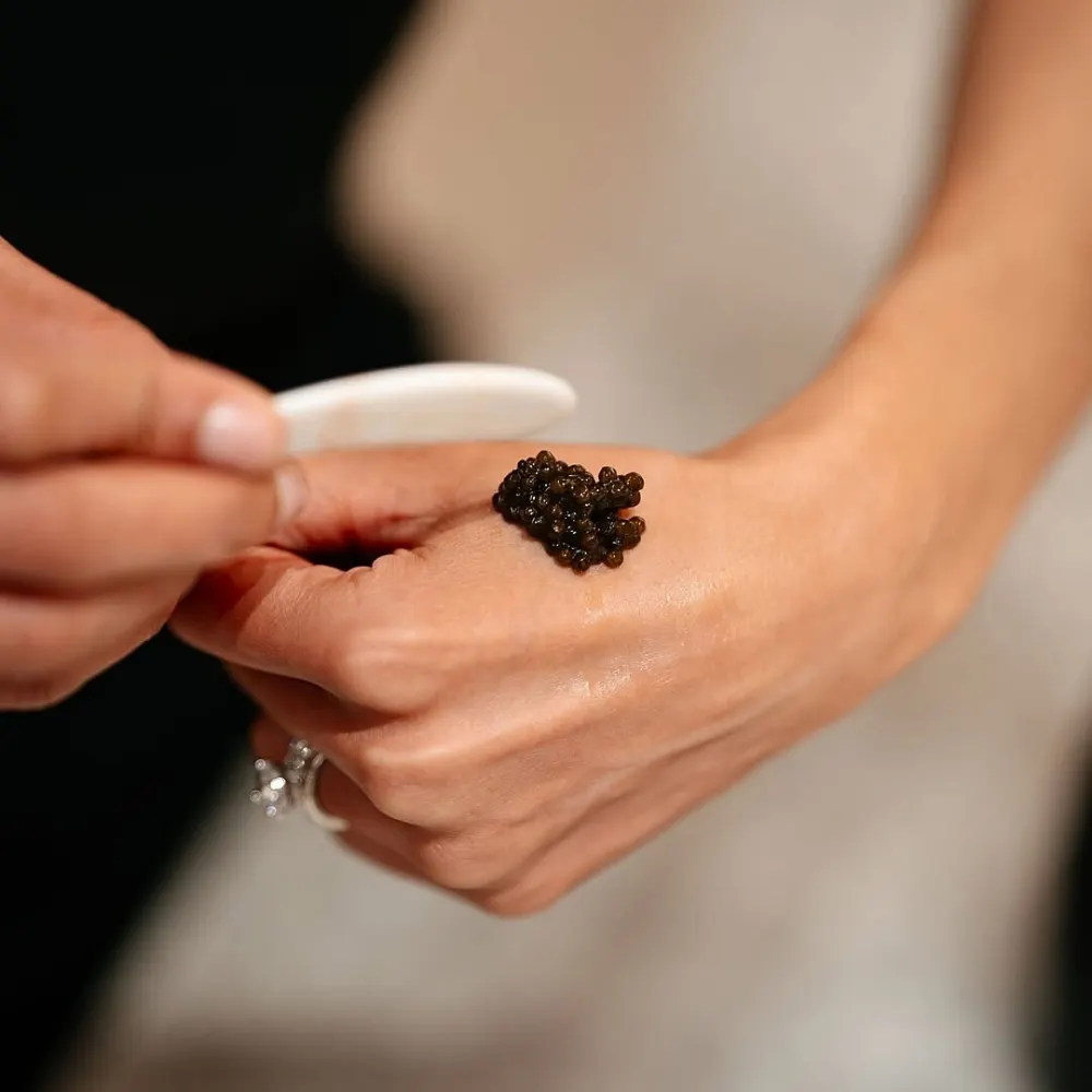 Caviar được đặt lên bàn tay