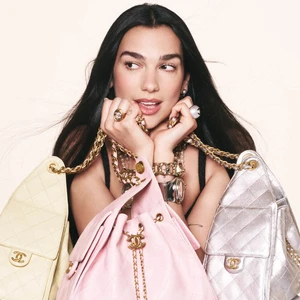 Dua Lipa diện túi xách chanel 25