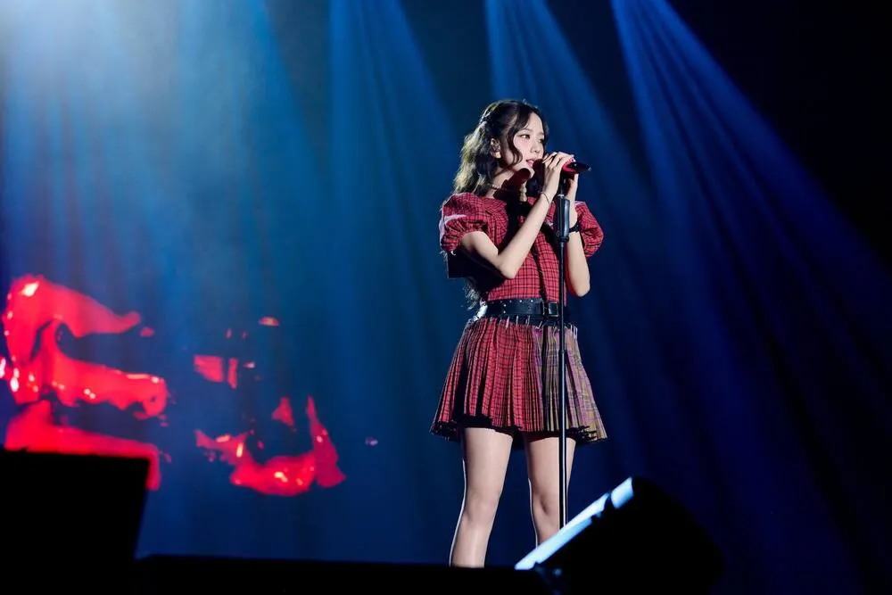 váy caro đỏ thời trang jisoo fan meeting