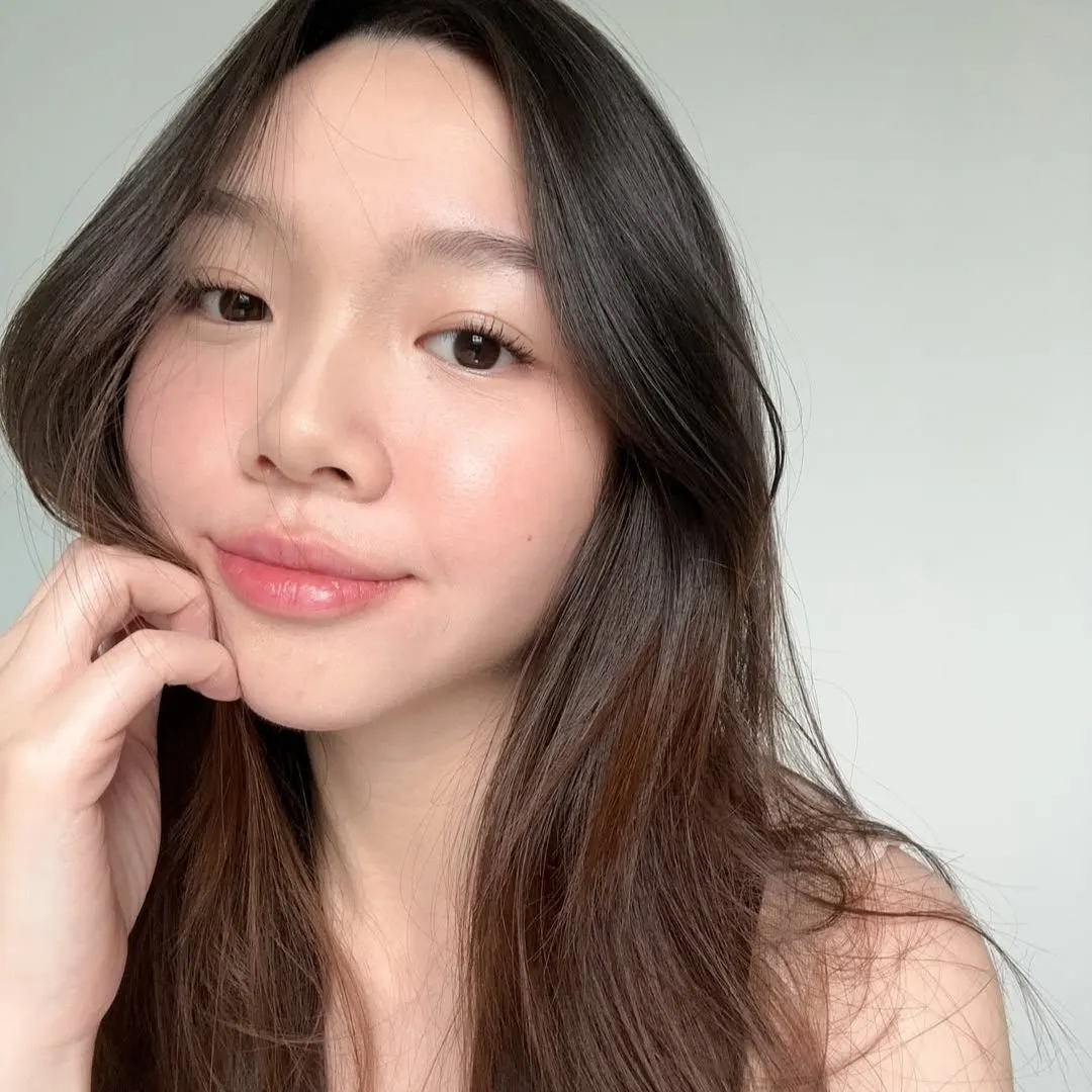 cô gái với lớp makeup trong veo