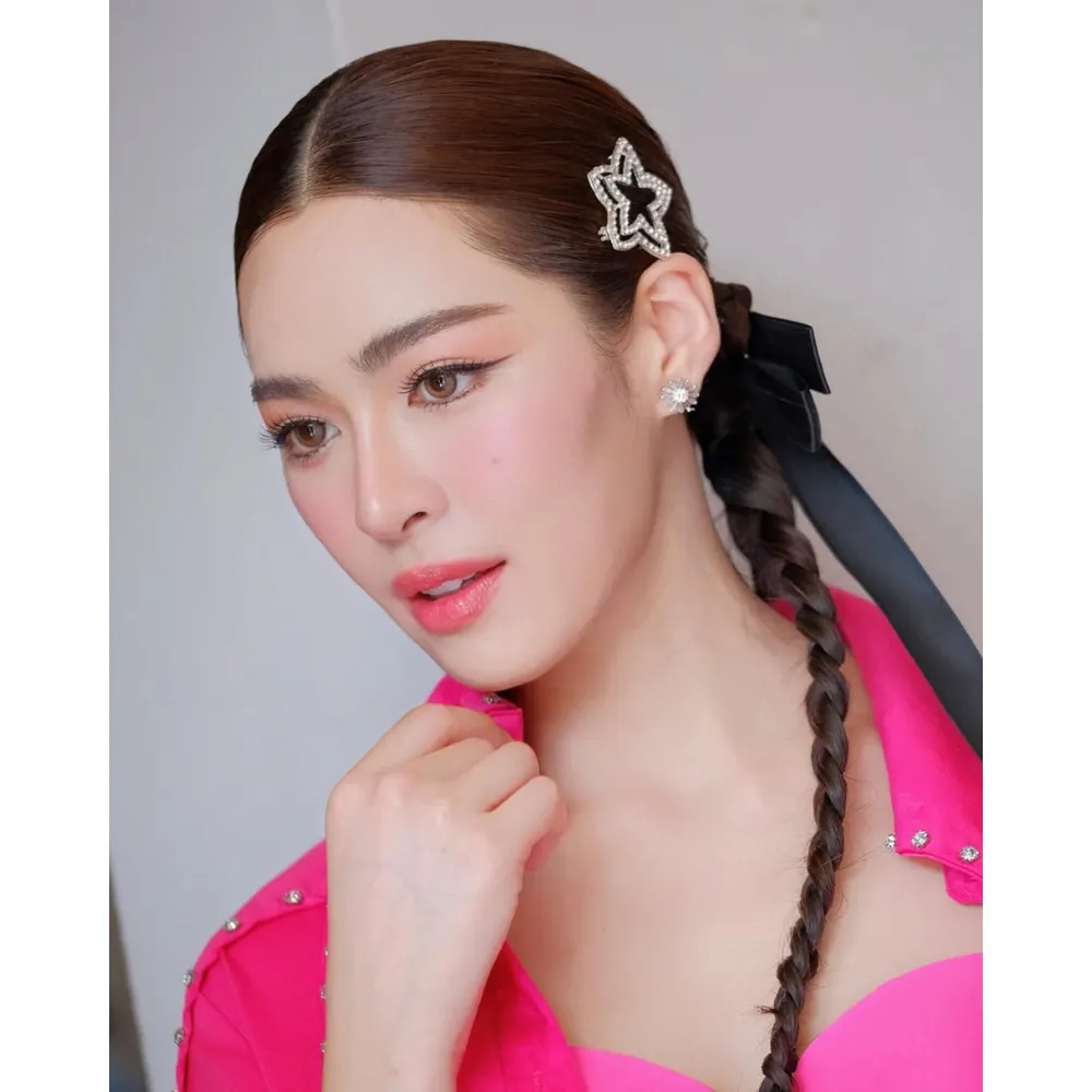 Nữ diễn viên Thái Lan Lingling Kwong khoe kẹp tóc đính đá hình ngôi sao khi tham gia biểu diễn tại một concert.