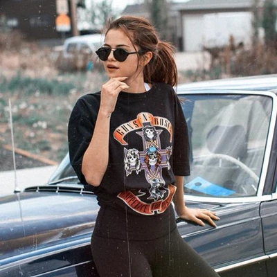 phong cách thời trang Y2K selena gomez mặc áo thun in hình