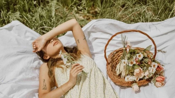 cô gái độc thân nằm che mắt jasmin chew unsplash