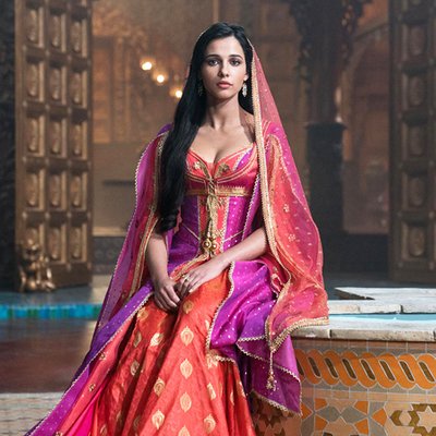 jasmine mặc đầm hồng trong phim aladdin 2019
