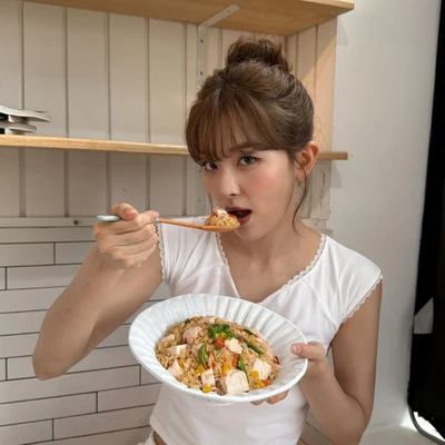 Red Velvet's Seulgi đang ăn