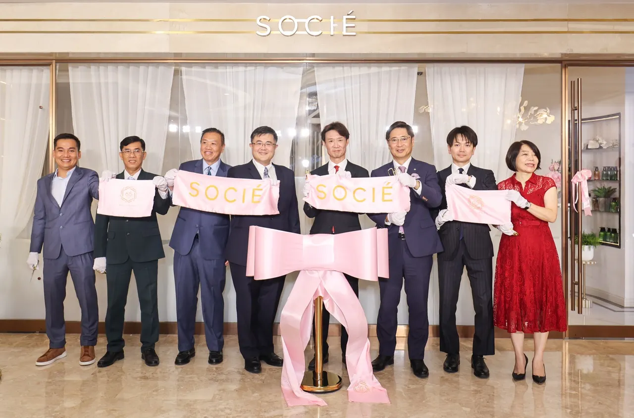 các lãnh đạo Socié cắt băng khánh thành