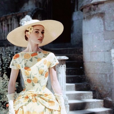 audrey hepburn váy hoa vàng vintage mũ rộng vành