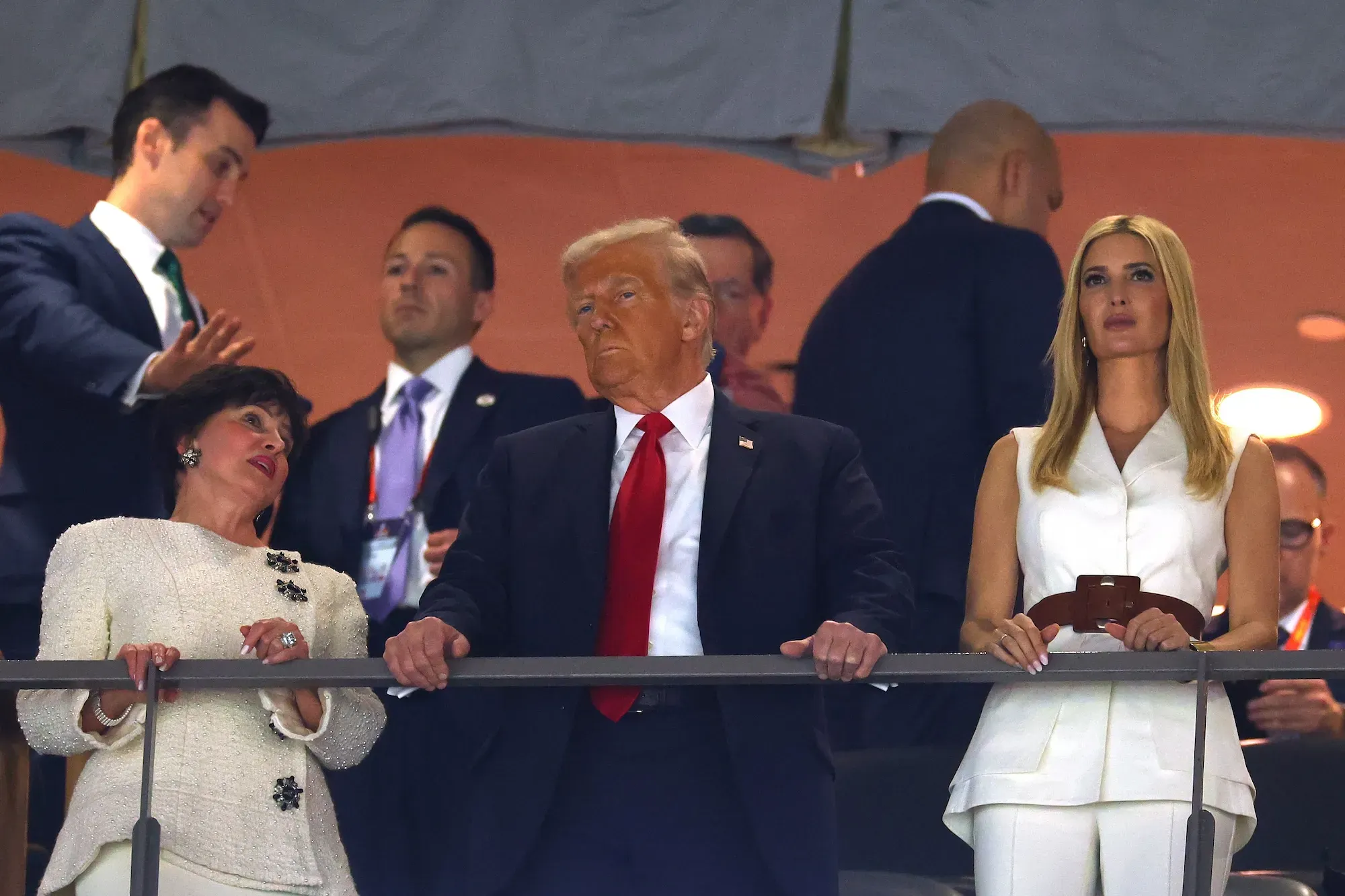 tổng thống trump tham dự super bowl taylor swift