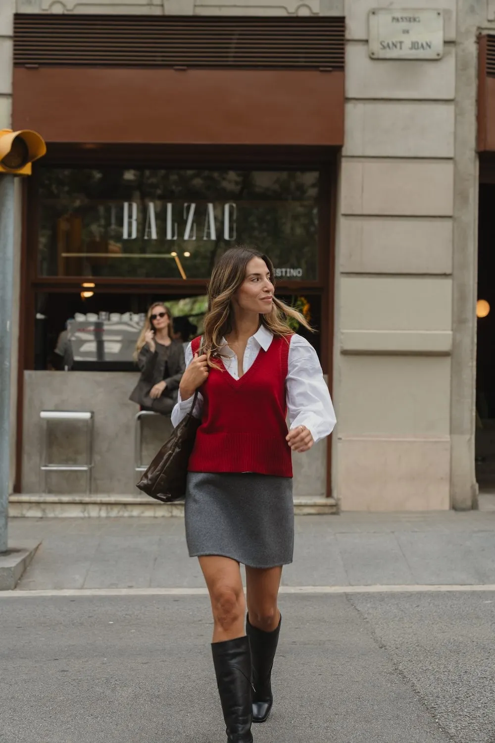 Mix&Match áo len ghile cùng chân váy bút chì chuẩn style công sở mà vẫn thời thượng. 