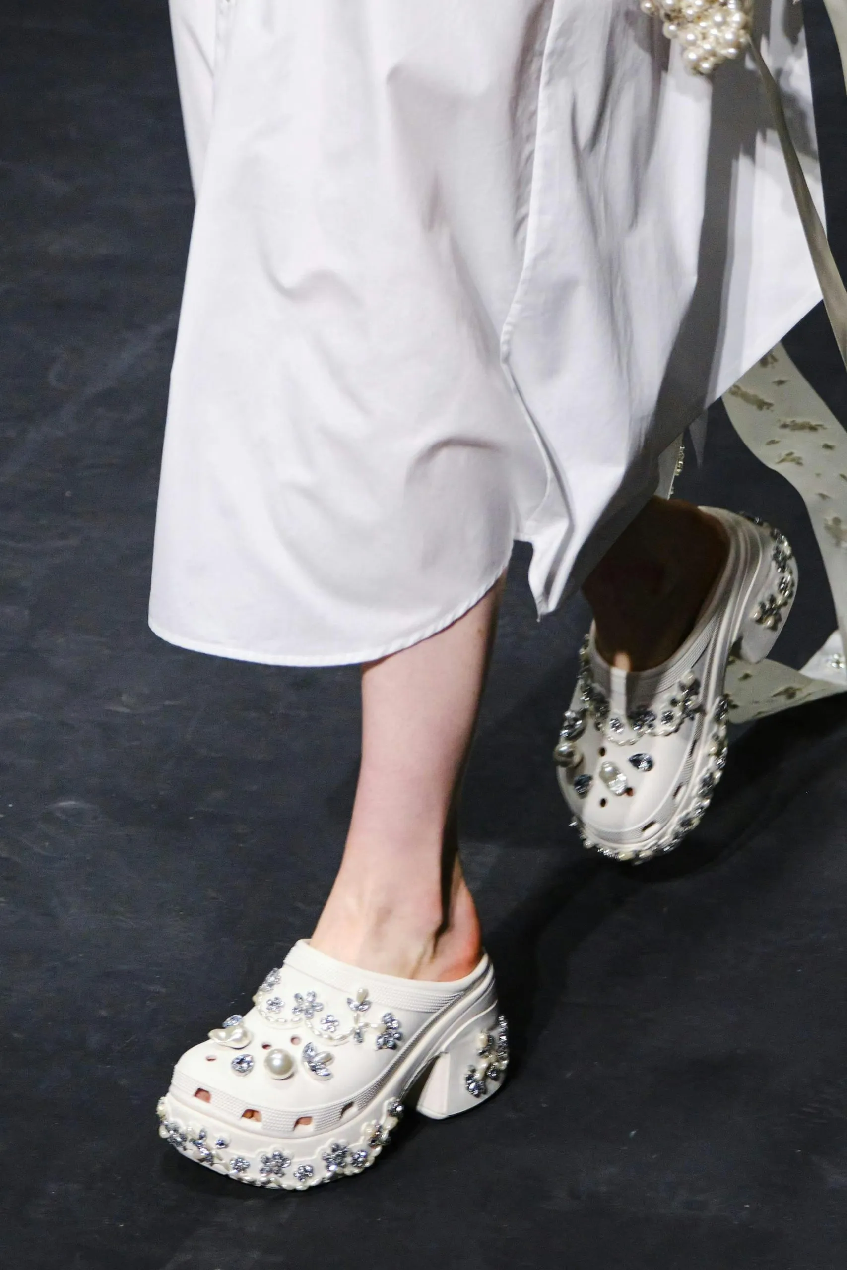Giày móc charm màu trắng của Simone Rocha