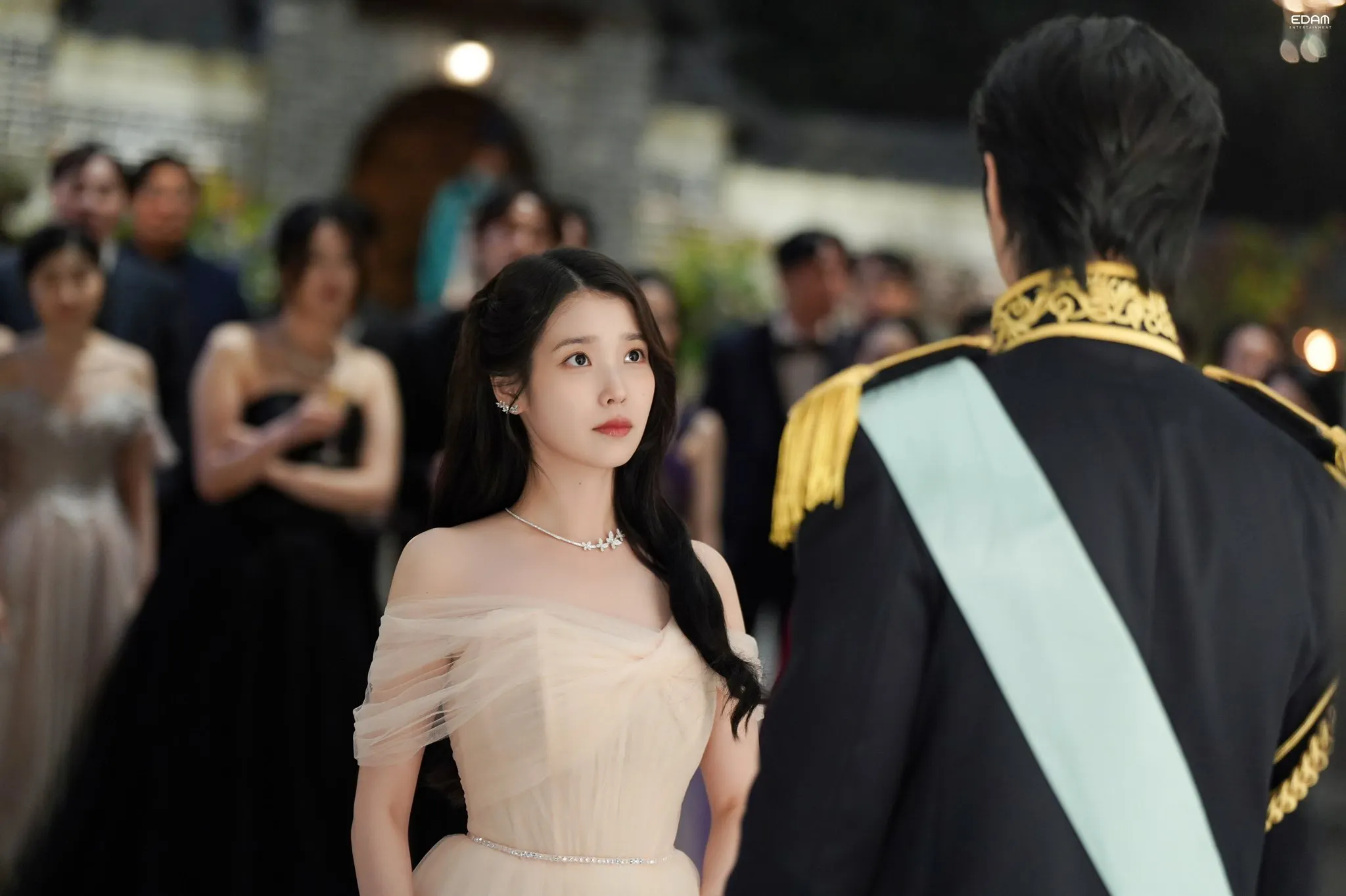 ELLE-PHONG-CACH-THOI-TRANG-IU-PERFECT-CROWN-PHIM00018