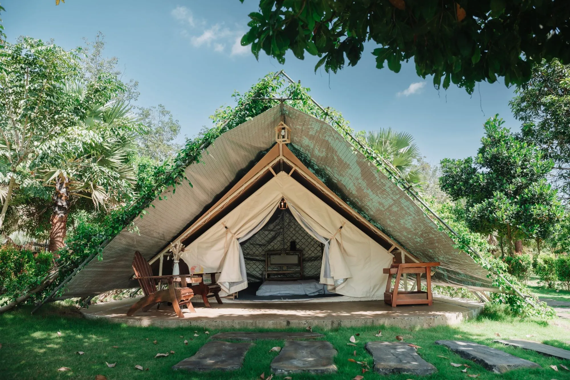 Không gian ULA được thiết kế theo tinh thần camping tiện nghi với những khu lều lớn