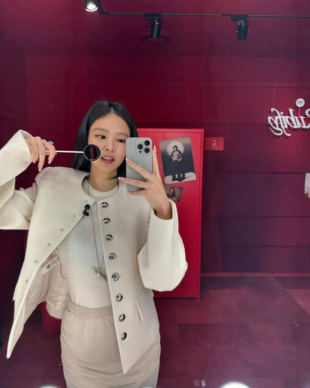 jennie phối đồ màu trắng