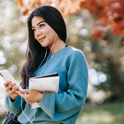 cô gái sử dụng sức mạnh ngôn từ