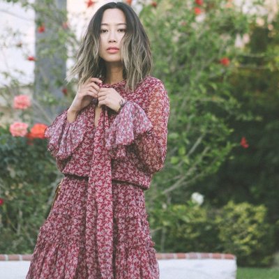 aimee song mặc đầm hoạ tiết màu đỏ sẫm - cách phối đồ cho tông da châu Á