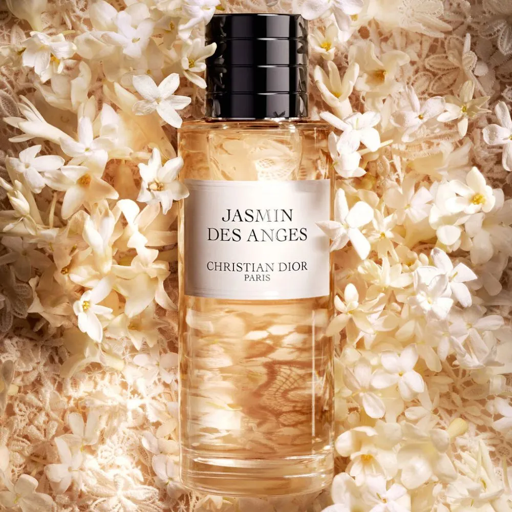 Hình ảnh nước hoa Dior Jasmin des Anges với phần nền là một thảm hoa nhài.
