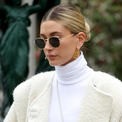Hailey Beiber và tóc búi rẽ ngôi