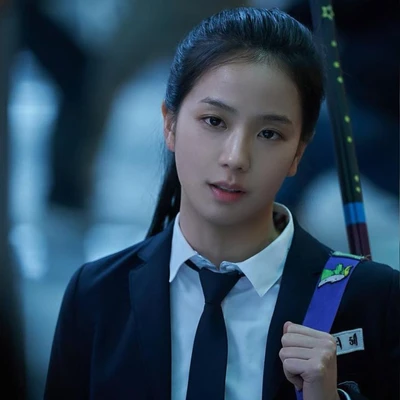 Thời trang Jisoo trong "Toàn Trí Độc Giả"