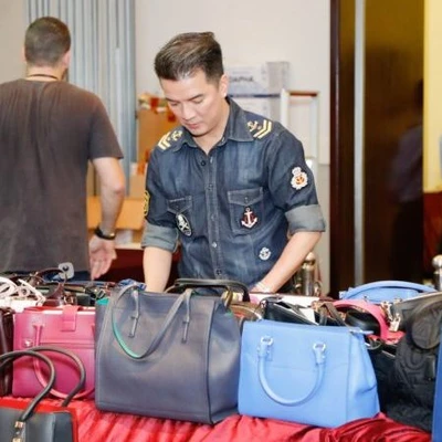 “Hội nhà giàu” “rủ nhau” săn hàng hiệu giảm giá