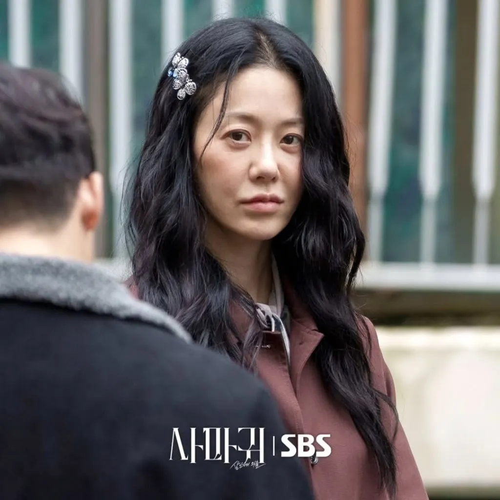Go Hyun Jung và phong cách quý cô tối giản 
