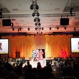 BST Vương Triều của Nhà thiết kế Võ Việt Chung trình diễn tại Mỹ