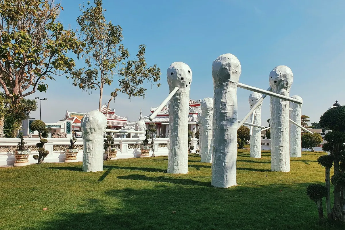 Các tác phẩm sắp đặt ngoài trời ở khuôn viên đền Wat Arun, Bangkok, Thái Lan. (Ảnh: Quỳnh Lê)