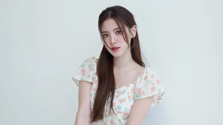 Cô gái có làn da trắng sáng, căng bảng