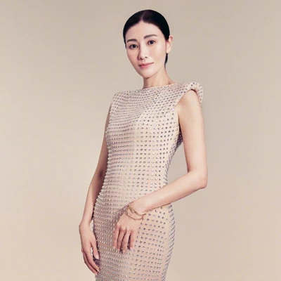 Lý Gia Hân mang đầm ôm body