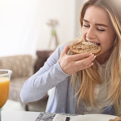 thực phẩm hỗ trợ giảm cân cô gái ăn bánh mì ly nước cam
