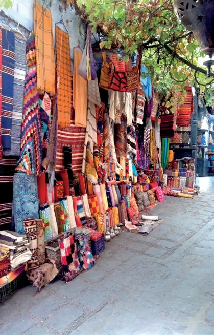Màu sắc sặc sỡ được kết hợp hài hòa trên thảm, Chefchaouen.