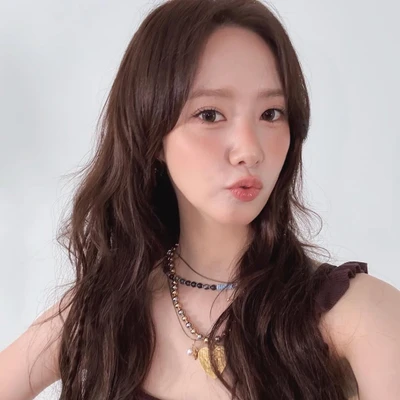 Cận cảnh Yoona (SNSD) trang điểm tone ấm, trẻ trung và rạng rỡ.