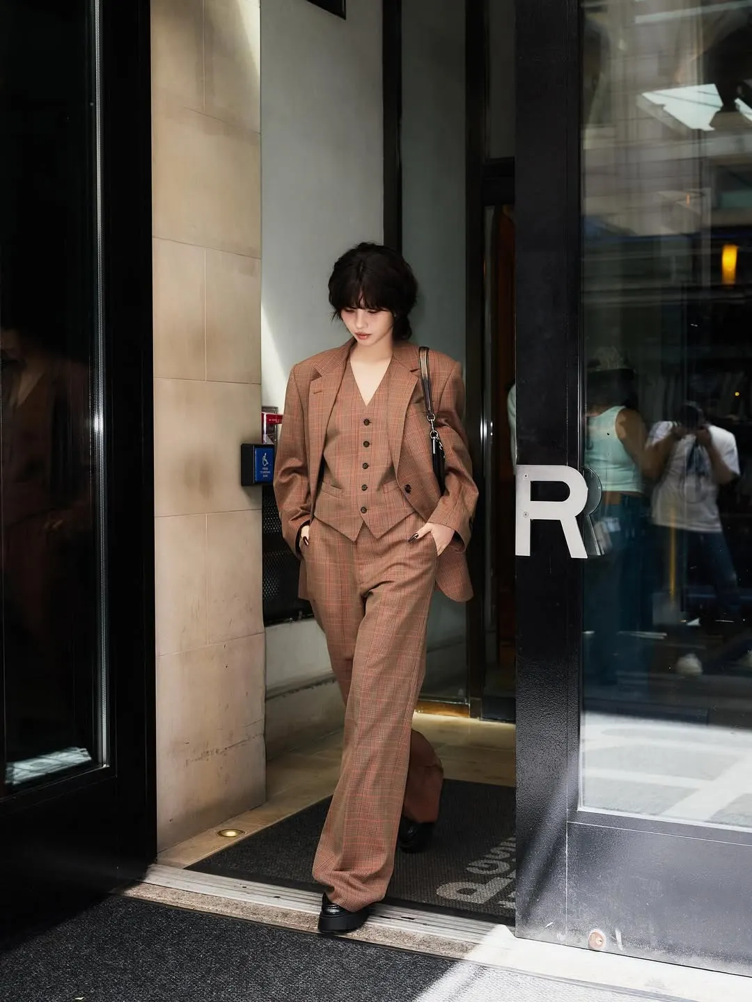 Blazer phom rộng cùng quần suông tạo nên sợi dây liên kết hoàn hảo giữa tính chuyên nghiệp và sự tự tại.