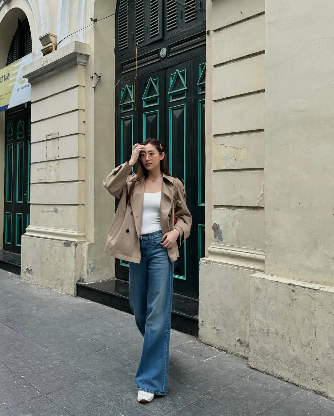 Hoa hậu Lương Thùy Linh thật cá tính với outfit rất đơn giản kết hợp blazer oversize và áo ba lỗ.