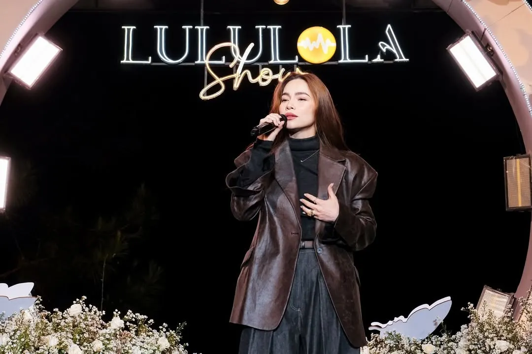 Hồ Ngọc Hà áo cổ lọ Đà Lạt
