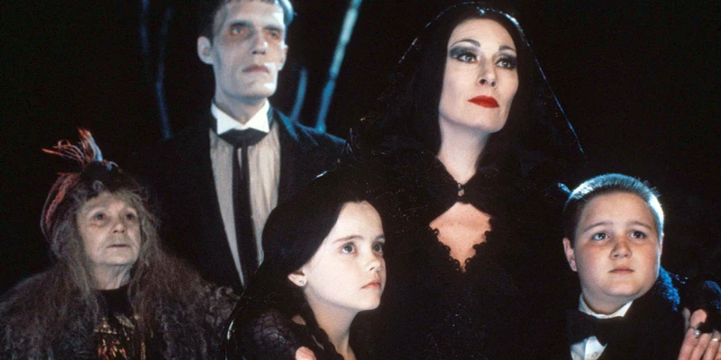 thời trang gothic trong the Addams Family