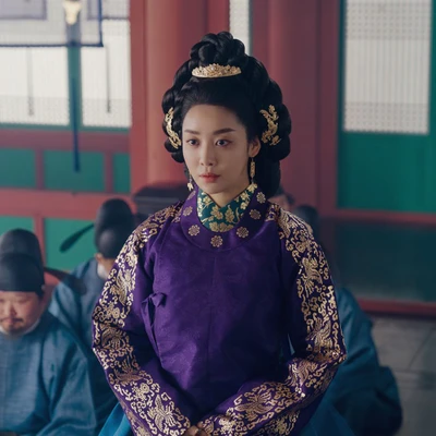 Phong cách thời trang Hoàng hậu "The Queen Who Crowns" Cha Joo Young