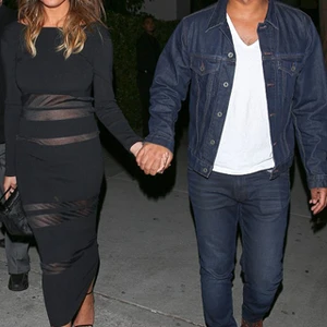 Người mẫu Chrissy Teigen tiết lộ giới tính con đầu lòng